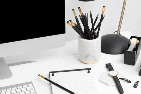 Pinterest courses and eBooks - a desktop with notepad